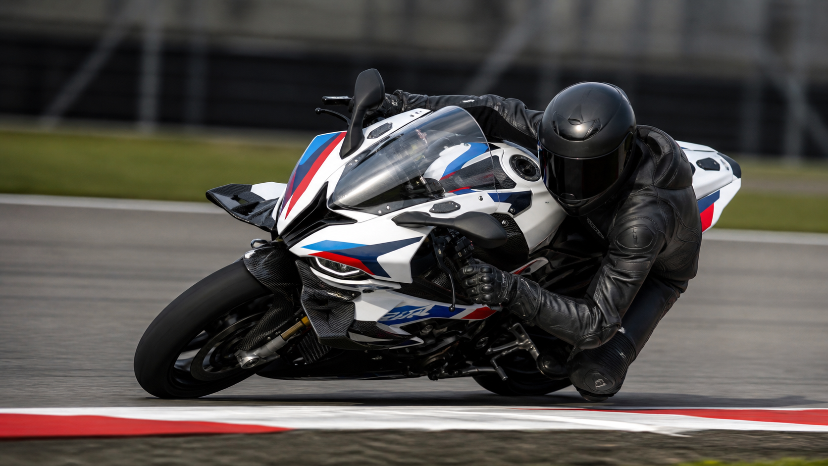 BMW M 1000 RR blanca inclinada en una curva de circuito