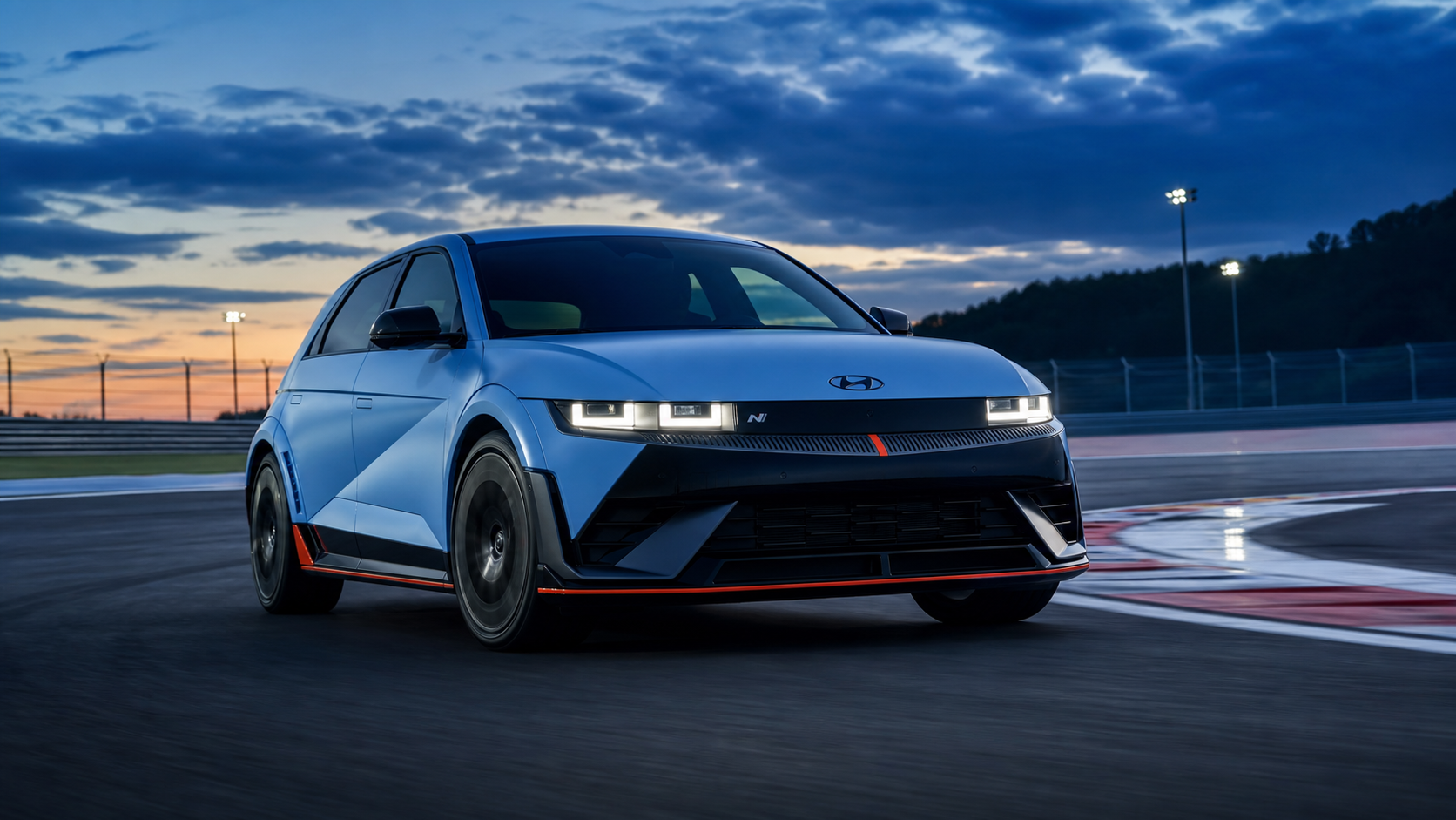 Hyundai IONIQ 5 N azul circulando en un circuito al anochecer