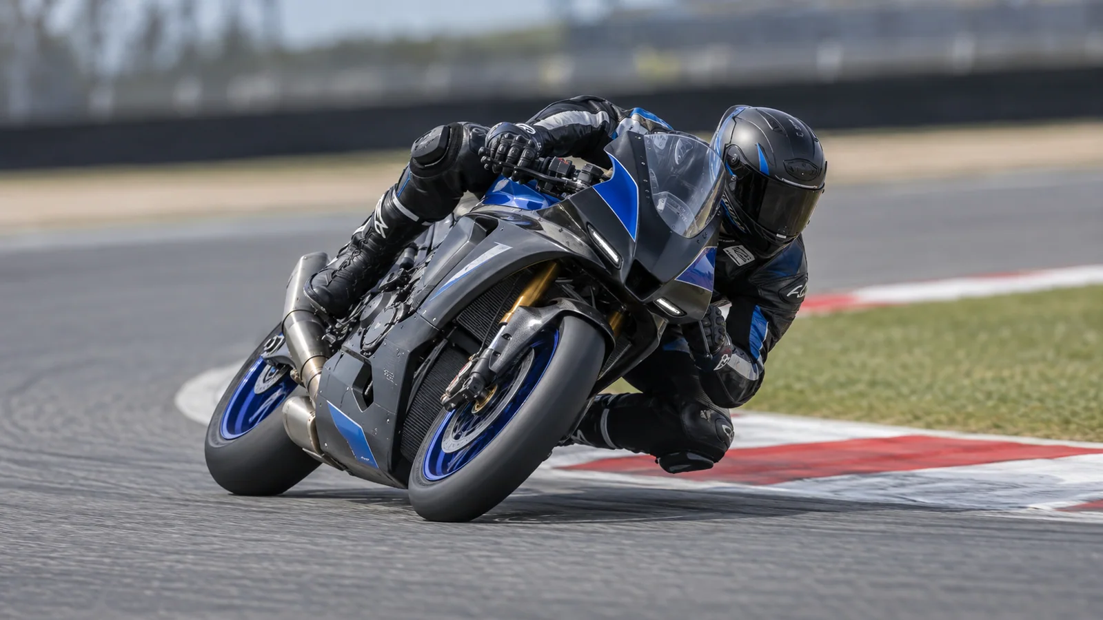 Recreación editorial de un prototipo Yamaha Moto3 basado en el motor CP2 durante una prueba en circuito